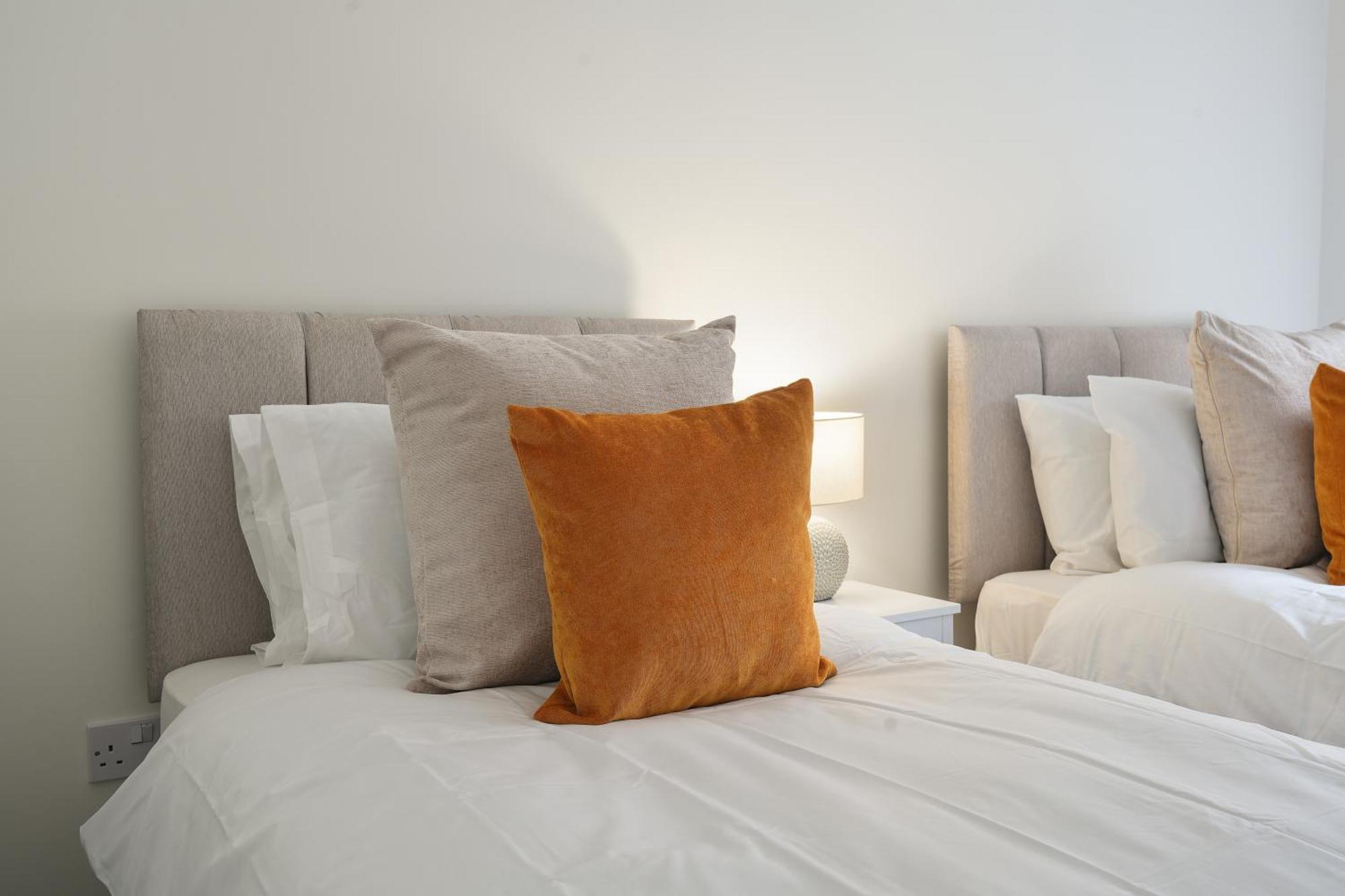 Mersey Way, Spacious 3 Bed Home, Close To Centre & Free Driveway Parking - Perfect For Workers, Groups & Families - Hosted By Host Save Apartment