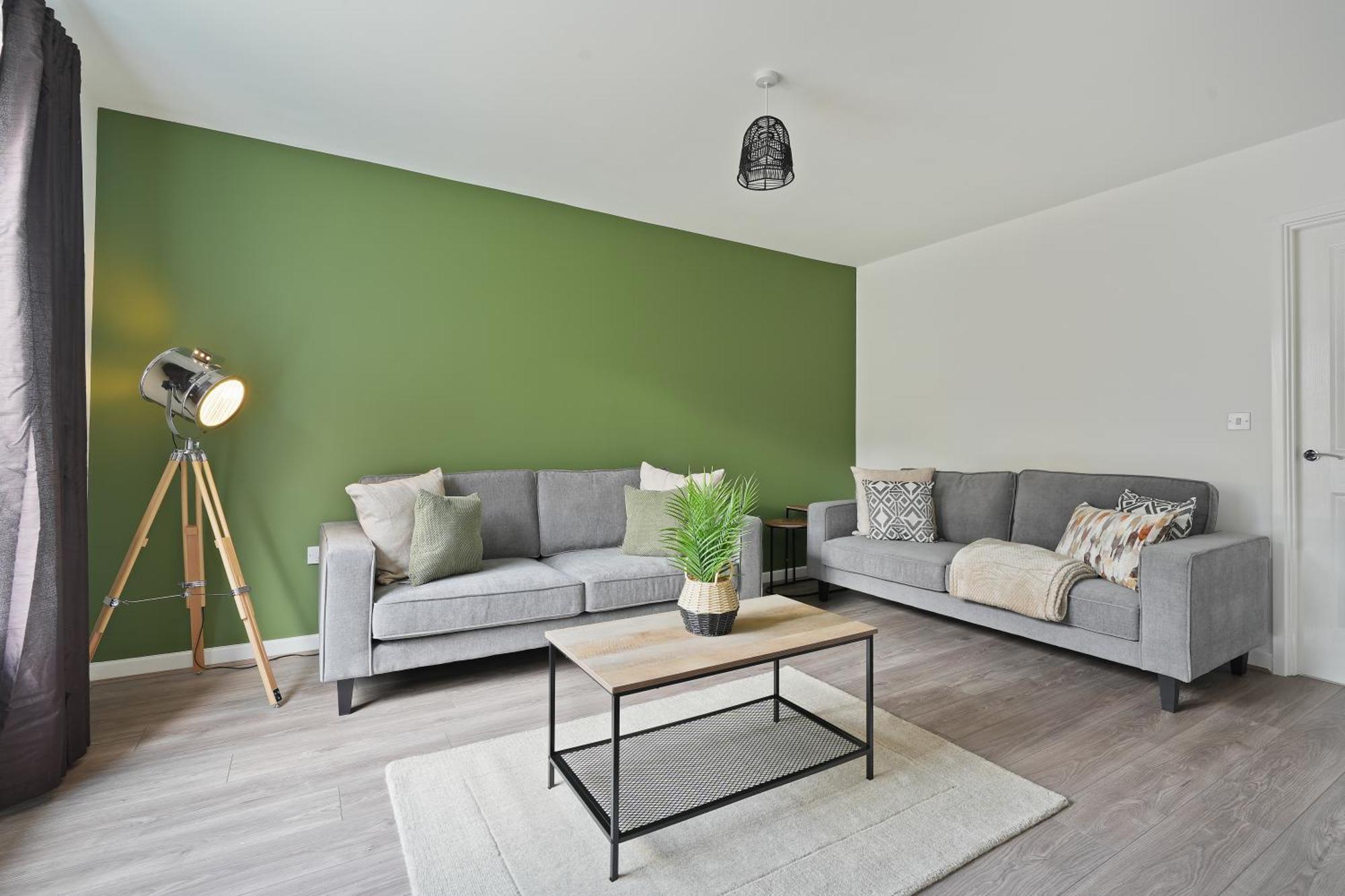 Apartment Mersey Way, Spacious 3 Bed Home, Close To Centre & Free Driveway Parking - Perfect For Workers, Groups & Families - Hosted By Host Save